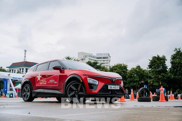 Giá dễ tiếp cận, VinFast VF 7 tăng tốc hút khách phân khúc C-SUV