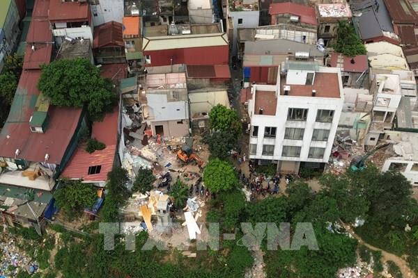 Xuyên đêm giải phóng mặt bằng phục vụ dự án cầu Trần Hưng Đạo (Hà Nội)