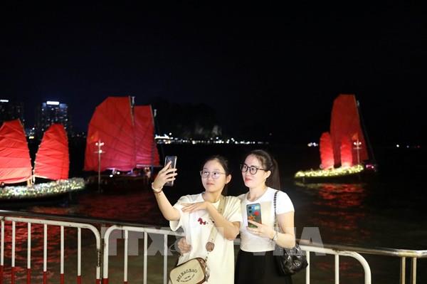 Quảng Ninh "bùng nổ" ngày đầu kỳ nghỉ lễ: Đón 160.000 lượt khách, thu về gần 500 tỷ đồng