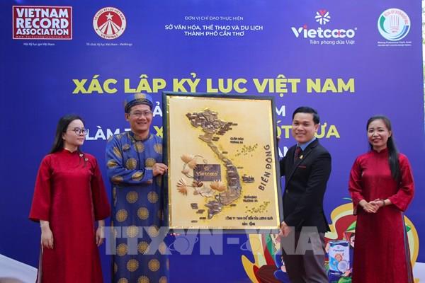 Cần Thơ xác lập kỷ lục bản đồ Việt Nam từ xôi dừa