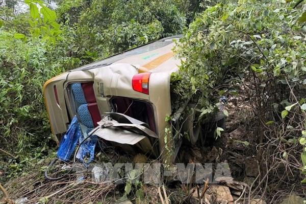 Xe khách lao xuống taluy âm, nhiều người bị thương vong