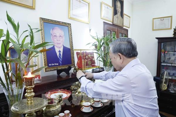 Tổng Bí thư, Chủ tịch nước Tô Lâm dâng hương tưởng nhớ các đồng chí lãnh đạo tiền bối