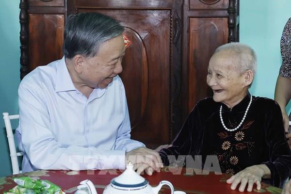 Tổng Bí thư, Chủ tịch nước Tô Lâm thăm các đồng chí nguyên lãnh đạo Đảng, Nhà nước và Mẹ Việt Nam Anh hùng