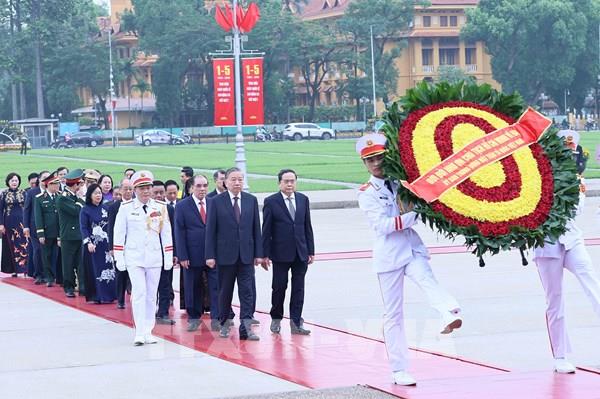 Lãnh đạo Đảng, Nhà nước vào Lăng viếng Chủ tịch Hồ Chí Minh nhân kỷ niệm 51 năm Ngày giải phóng miền Nam, thống nhất đất nước