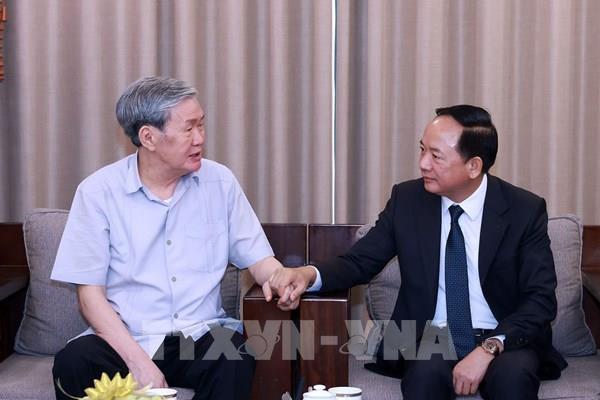 Trưởng ban Tuyên giáo và Dân vận Trung ương thăm, chúc mừng nguyên Thường trực Ban Bí thư Đinh Thế Huynh