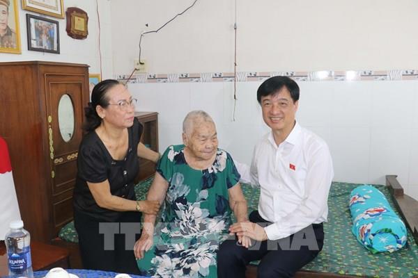 Trưởng ban Tổ chức Trung ương Nguyễn Duy Ngọc thăm, tặng quà tại thành phố Cần Thơ