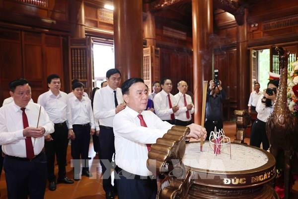 Thường trực Ban Bí thư Trần Cẩm Tú dâng hương tưởng niệm Chủ tịch Hồ Chí Minh tại tỉnh Nghệ An