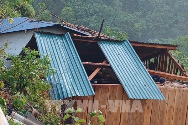 Gió lốc kèm mưa lớn gây thiệt hại tại miền tây Nghệ An