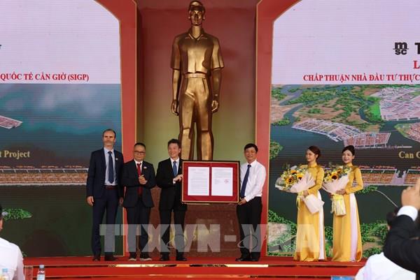Trao quyết định chấp thuận đầu tư dự án Cảng trung chuyển quốc tế Cần Giờ