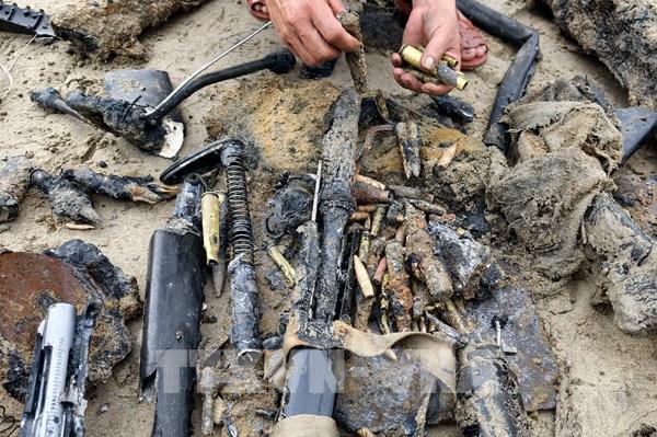 Cận cảnh trục vớt vật thể giống xác xe tăng ở biển Quy Nhơn