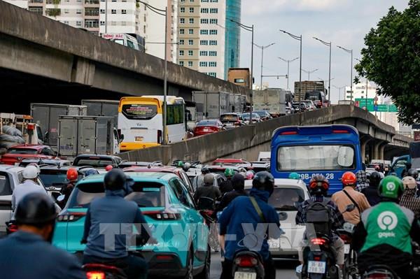 Cửa ngõ Hà Nội bắt đầu "nóng", dòng người hối hả rời phố về quê