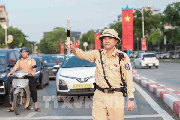Giao thông Hà Nội sáng 30/4: Dòng xe ùn tắc 5km, CSGT căng mình phân luồng