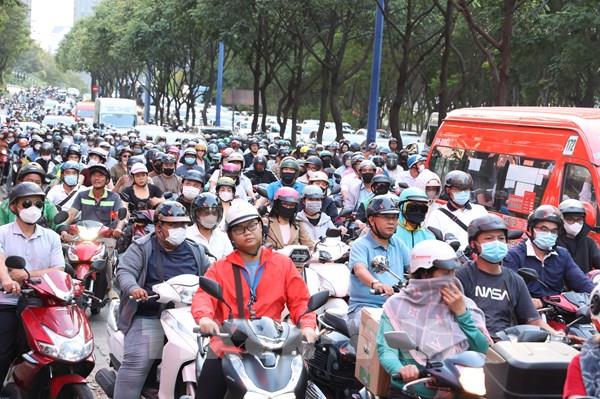 Các cửa ngõ TP. Hồ Chí Minh nghẹt thở chiều cuối cùng trước kỳ nghỉ