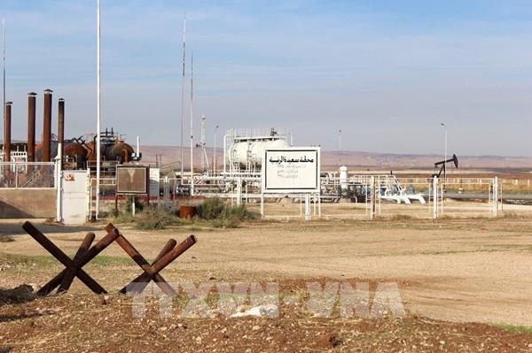 Giá dầu tăng vọt do lo ngại phong tỏa kéo dài tại eo biển Hormuz