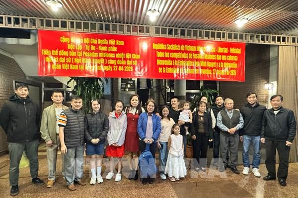 Đại sứ quán Việt Nam tại Argentina thăm, gặp gỡ cộng đồng người Việt ở Posadas