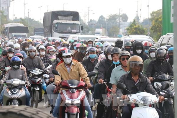 Dòng xe nối đuôi hàng km, nhích từng mét về miền Tây nghỉ lễ