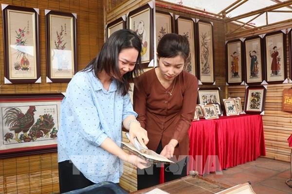 “Đại sứ” quảng bá nghề làm tranh dân gian Đông Hồ