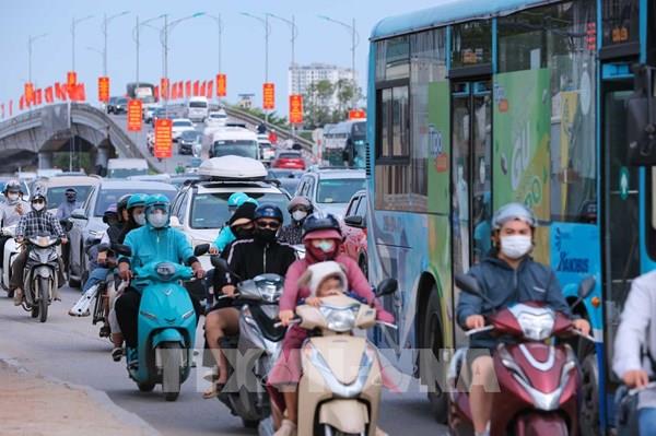 Sáng 30/4: Dòng người hối hả rời Thủ đô, bến xe Hà Nội đông nghịt