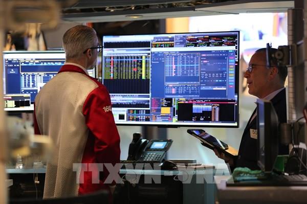 Chứng khoán Mỹ diễn biến trái chiều trước quyết định gây tranh cãi của Fed