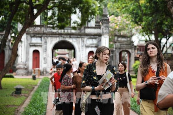 Chùm ảnh: Khách du lịch vây kín các không gian văn hóa Hà Nội
