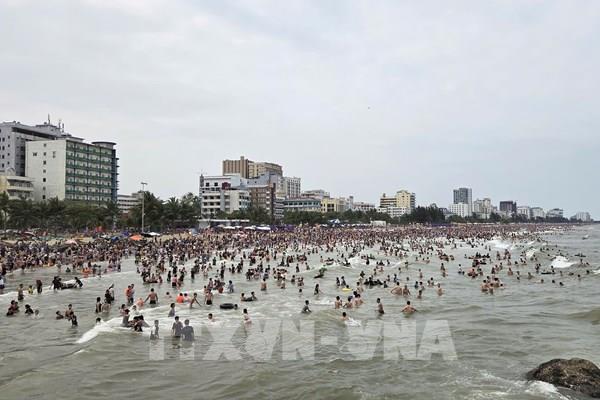 Du khách ùn ùn đổ về Hải Tiến, Sầm Sơn trong ngày đầu kỳ nghỉ lễ