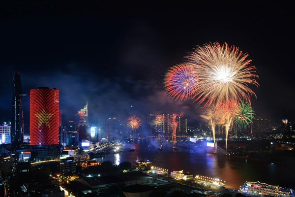 Thành phố Hồ Chí Minh rực rỡ pháo hoa mừng 51 năm thống nhất đất nước