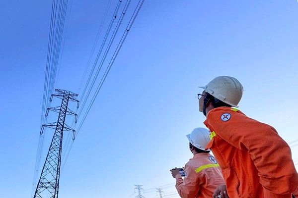 PTC3: Túc trực xuyên đêm, dùng UAV xử lý diều vướng đường dây 220kV