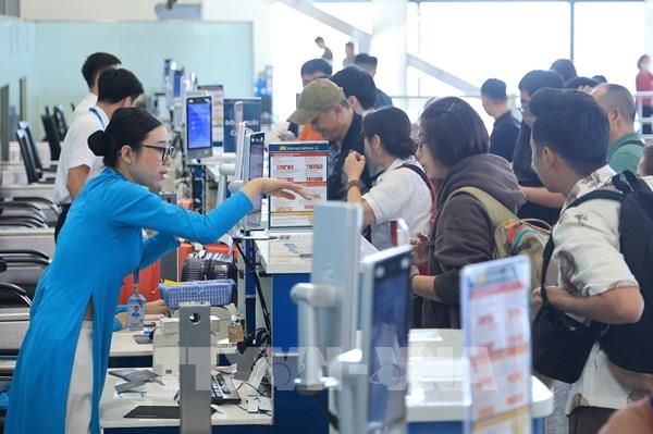Nội Bài chiều 3/5: Lượng khách tăng kỷ lục, sân bay vẫn thông suốt