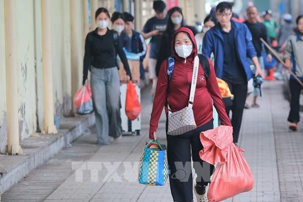Dòng người hối hả trở lại Hà Nội sau kỳ nghỉ lễ