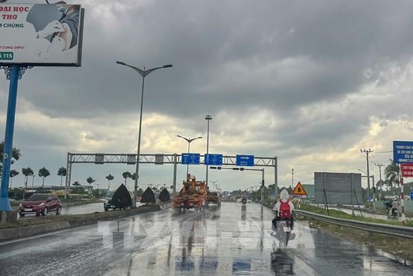 "Mưa vàng" giải nhiệt cho trung tâm Cần Thơ sau nhiều ngày nắng nóng