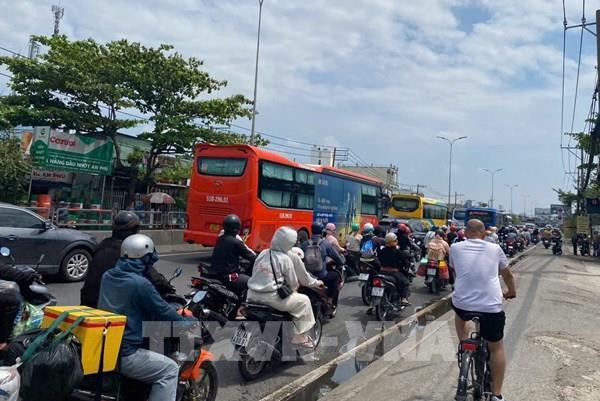Cao tốc về TP. Hồ Chí Minh ùn tắc, bến xe, sân bay đông khách