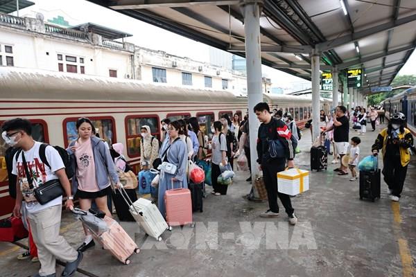 Ga Hà Nội chiều tối 3/5: Những chuyến tàu đầy ắp người dân về Thủ đô