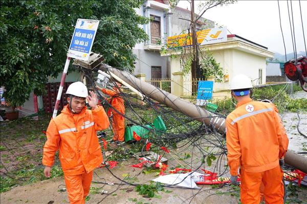 Khẩn trương khôi phục cấp điện sau mưa đá, dông lốc diện rộng tại miền Bắc