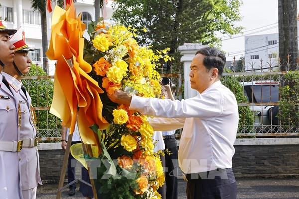 Chủ tịch Quốc hội Trần Thanh Mẫn dâng hương tại Di tích lịch sử văn hóa quốc gia Dinh quận Hóc Môn