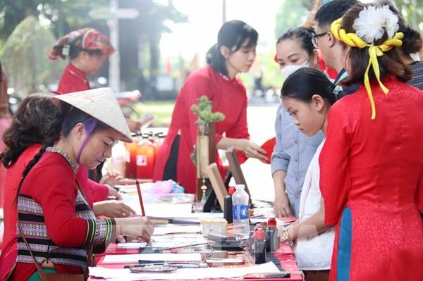 Văn hóa đại ngàn “níu chân” du khách