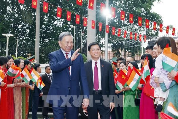Tổng Bí thư, Chủ tịch nước Tô Lâm gặp gỡ cán bộ, nhân viên Đại sứ quán và cộng đồng người Việt Nam tại Ấn Độ
