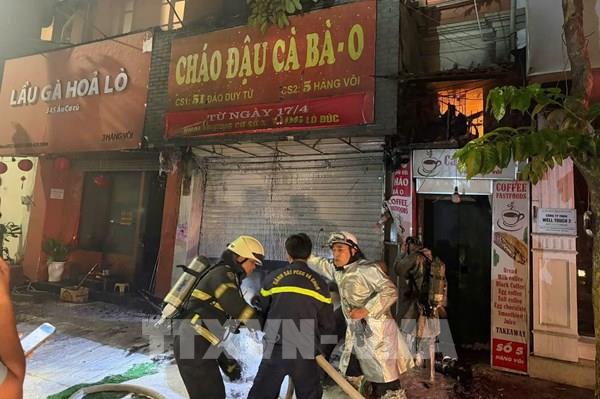 Kịp thời cứu 4 người trong đám cháy tại phố Hàng Vôi