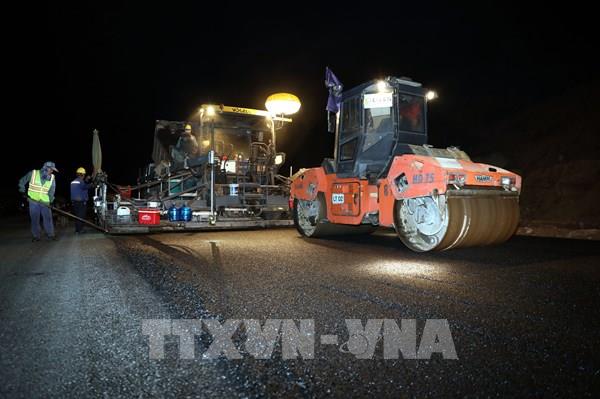 Đêm không ngủ trên công trường cao tốc Hữu Nghị - Chi Lăng