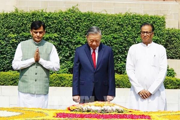 Tổng Bí thư, Chủ tịch nước Tô Lâm đặt vòng hoa tại Khu tưởng niệm Mahatma Gandhi và Tượng Chủ tịch Hồ Chí Minh (Ấn Độ)