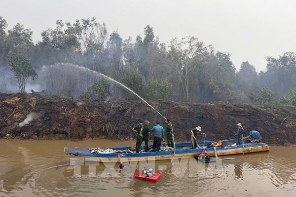 Huy động hàng trăm chiến sĩ xuyên đêm giải cứu rừng tràm An Giang