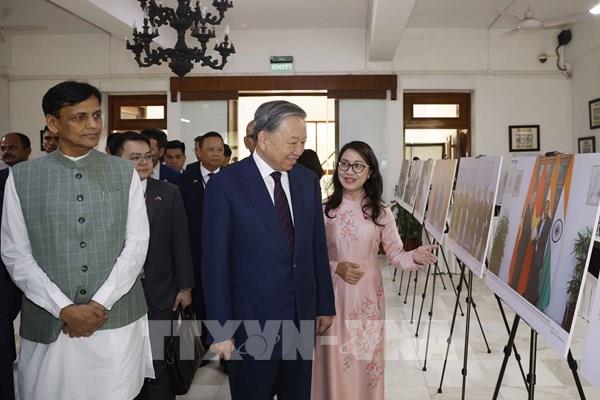 Tổng Bí thư, Chủ tịch nước tham quan trưng bày ảnh 10 năm Quan hệ Đối tác chiến lược toàn diện Việt Nam - Ấn Độ