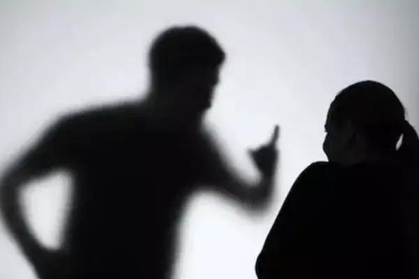 Điều tra vụ cha dượng bị tố bạo hành con riêng của vợ