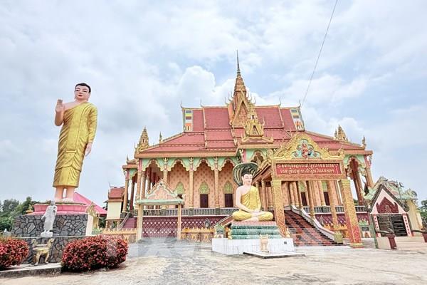 Chiêm ngưỡng quần thể tượng Phật quy mô lớn ở ngôi chùa Khmer An Giang