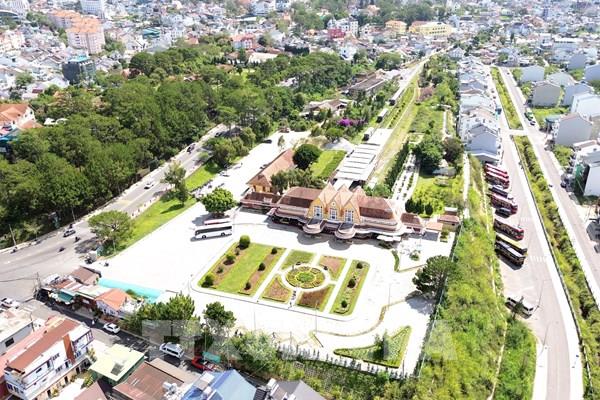 Miền Trung hút khách với biển xanh, di sản và thiên nhiên kỳ vĩ