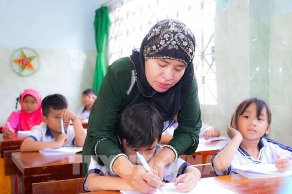 Tiếng Việt: Cánh cửa mới cho trẻ em dân tộc