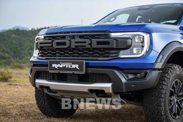Ford Ranger Raptor 2026 ra mắt với động cơ V6, giá 1,448 tỷ đồng