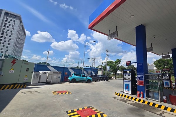 Hai “ông lớn” xăng dầu dẫn dắt chuyển dịch năng lượng