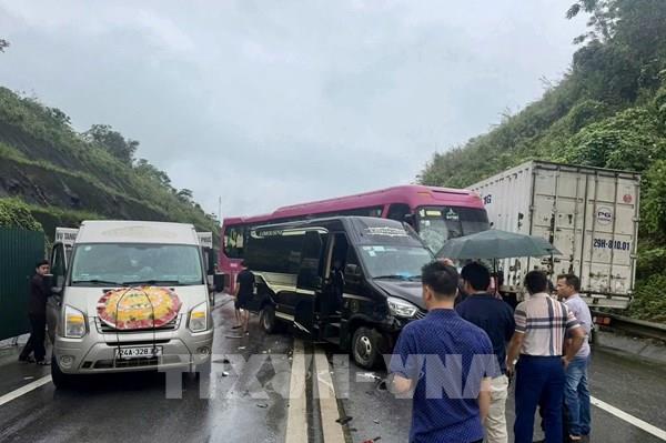 Va chạm liên hoàn gây ùn tắc cục bộ trên cao tốc Nội Bài – Lào Cai