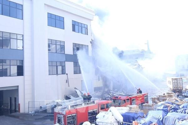 Dập tắt đám cháy tại Khu công nghiệp Nhơn Trạch 6