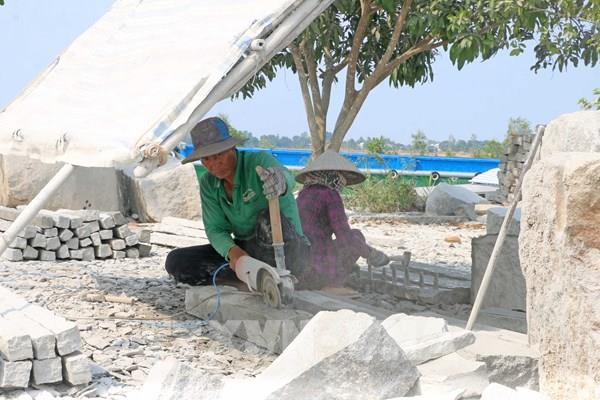 An Giang: Nhọc nhằn nghề phu đá mưu sinh giữa nắng cháy Thất Sơn
